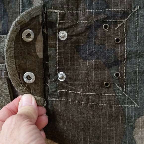 Zoey Beth Embroidered Camo Frayed Hem Pleated Grommet Mini Skirt M Green Y2K - Picture 11 of 16